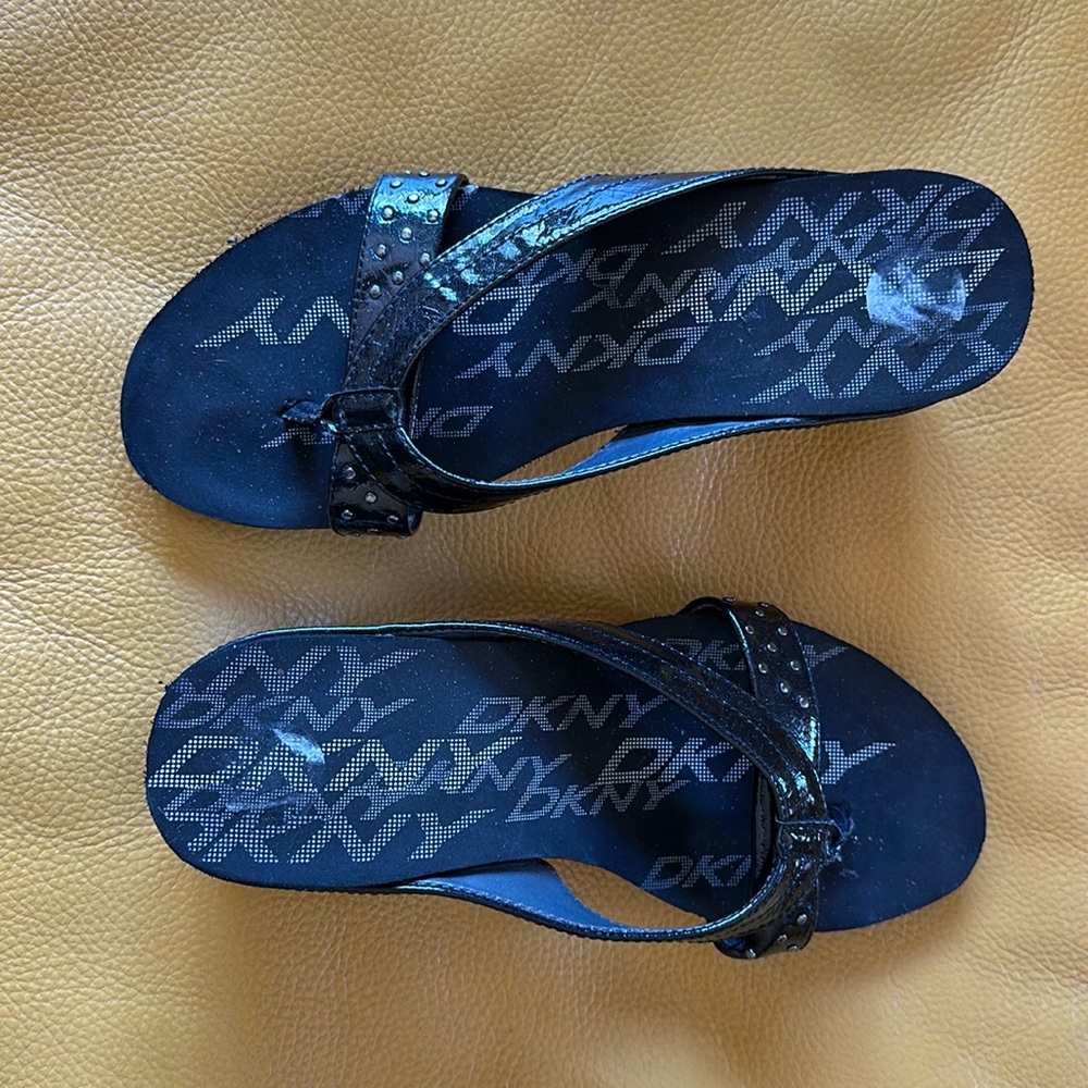 DKNY Woman’s lightweight slip on sandals Size 6